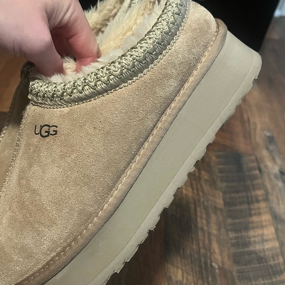 EUC UGG Women’s Platform Suede Moccasin/Clog with fur inside Size 8! - Picture 11 of 16